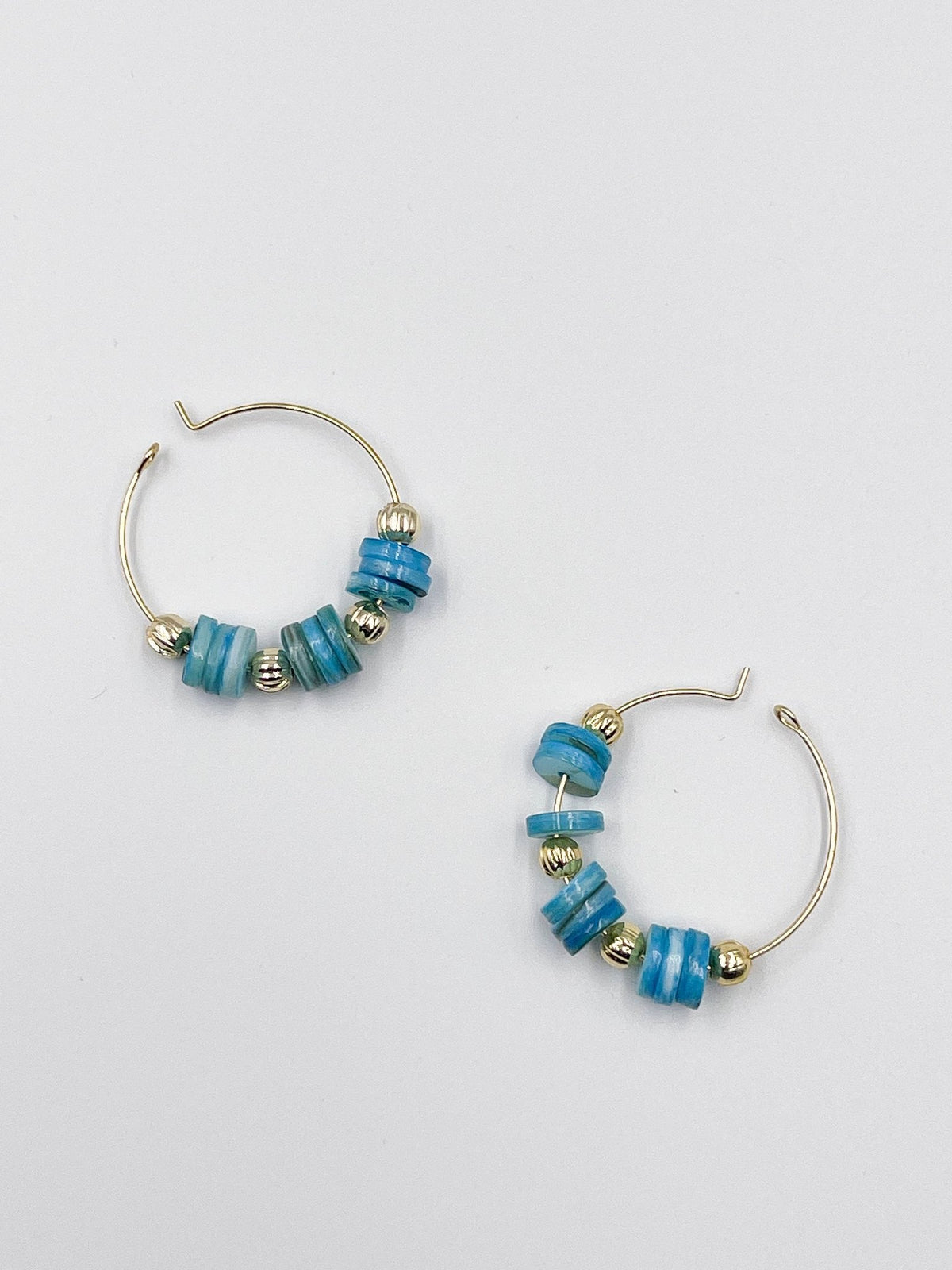 Stunning earrings, featuring an 18-karat gold-plated chain and gorgeous colored nacre stone - ELLY