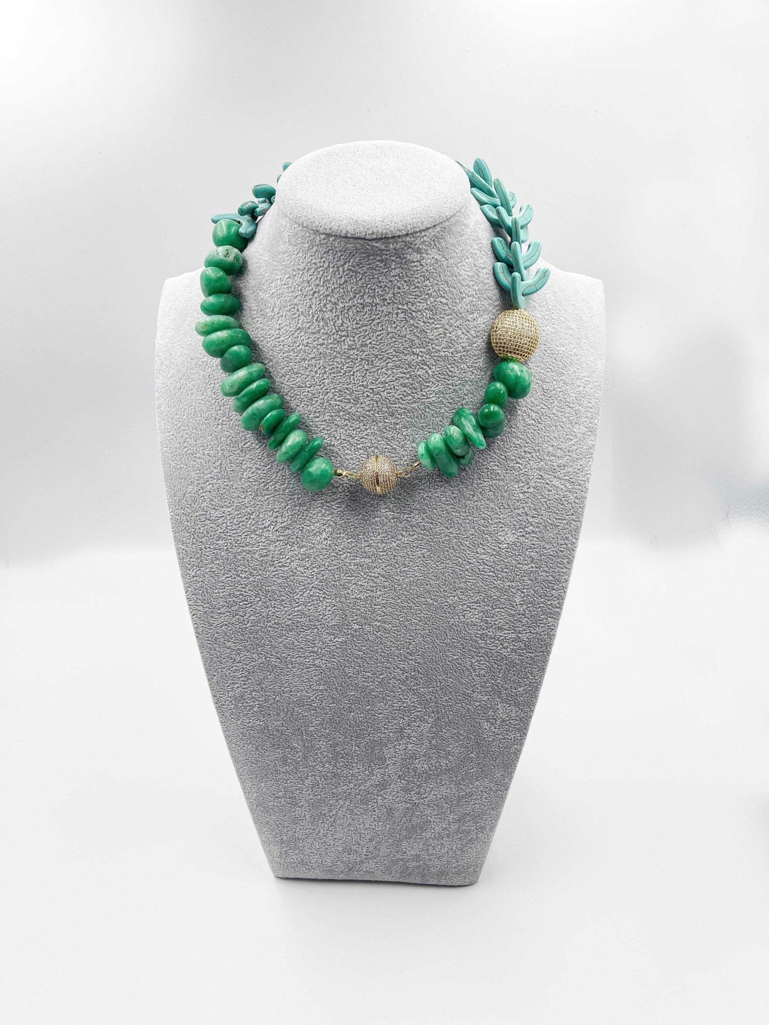 18 karat gold-plated necklace featuring a blend of turquoise and cuarzo verde stones adorned with exquisite zircon ornaments