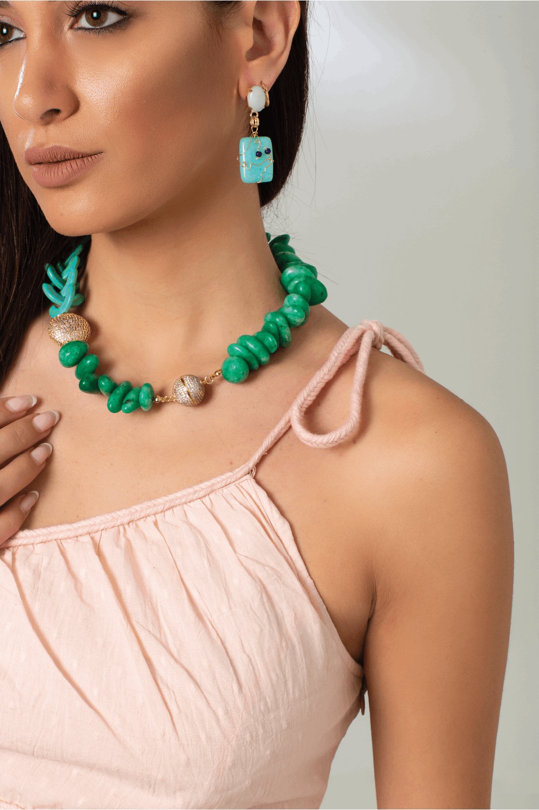 18 karat gold-plated necklace featuring a blend of turquoise and cuarzo verde stones adorned with exquisite zircon ornaments