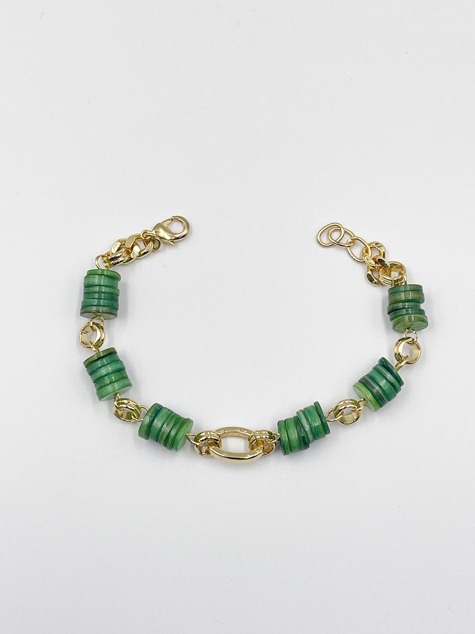 Stunning bracelet, featuring an 18-karat gold-plated chain and gorgeous colored nacre stone - ELLY