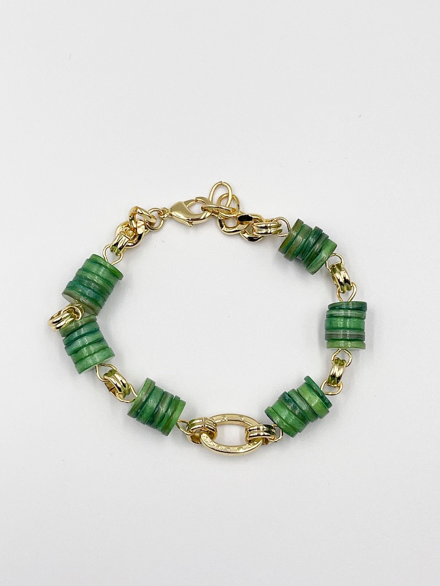 Stunning bracelet, featuring an 18-karat gold-plated chain and gorgeous colored nacre stone - ELLY